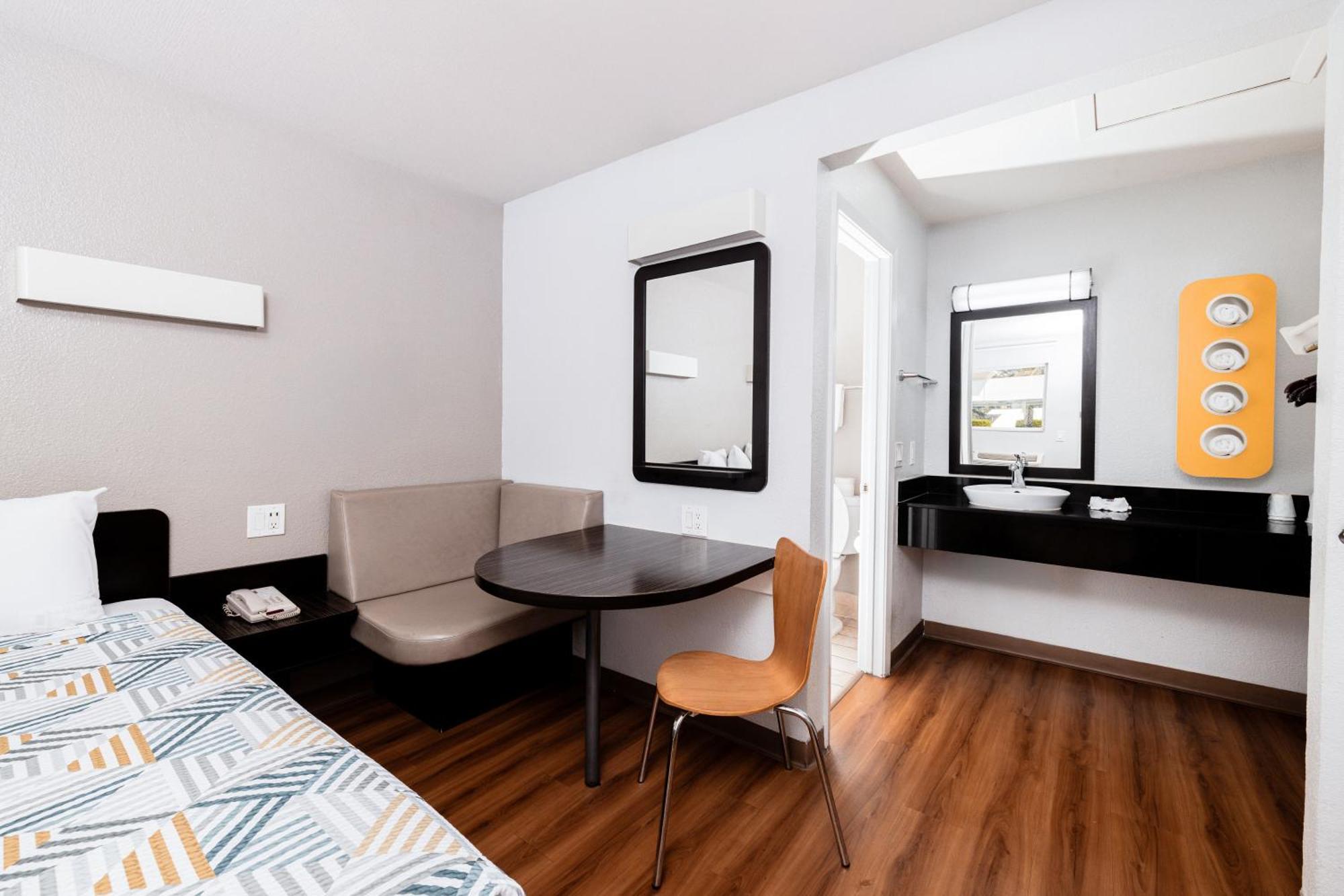 Motel 6 Ontario Airport Екстериор снимка